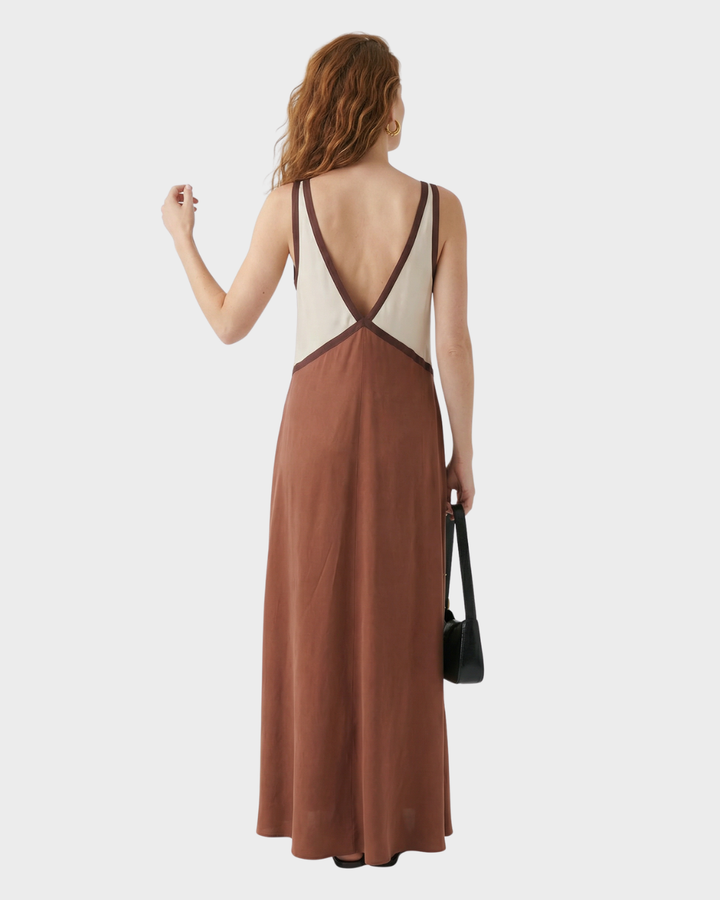 Vestido largo de tirantes con contraste de telas