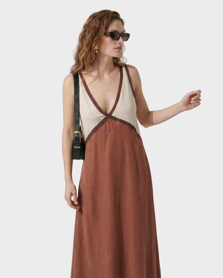 Vestido largo de tirantes con contraste de telas