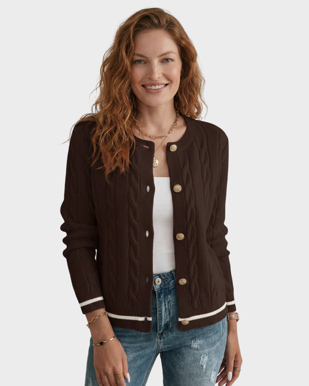 Cárdigan – ribetes dorados y elegancia