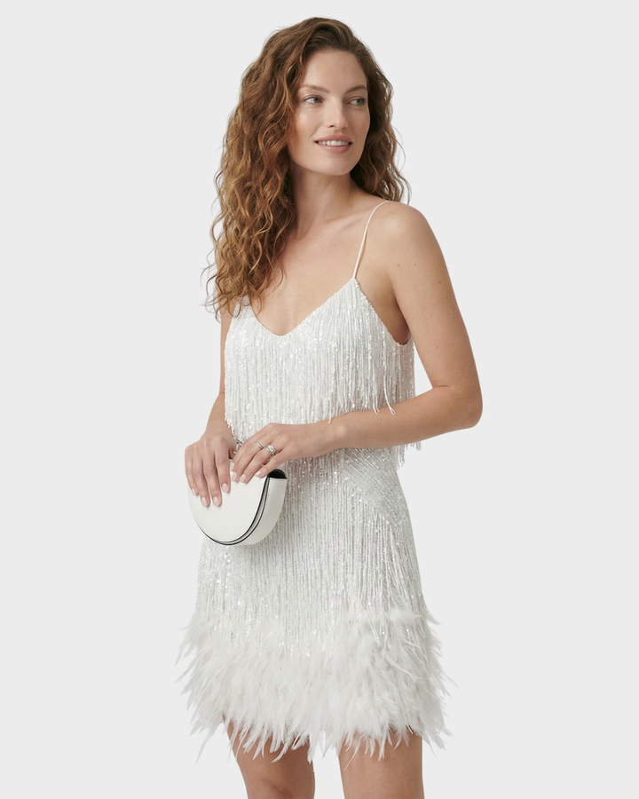Vestido corto de fiesta con flecos y plumas