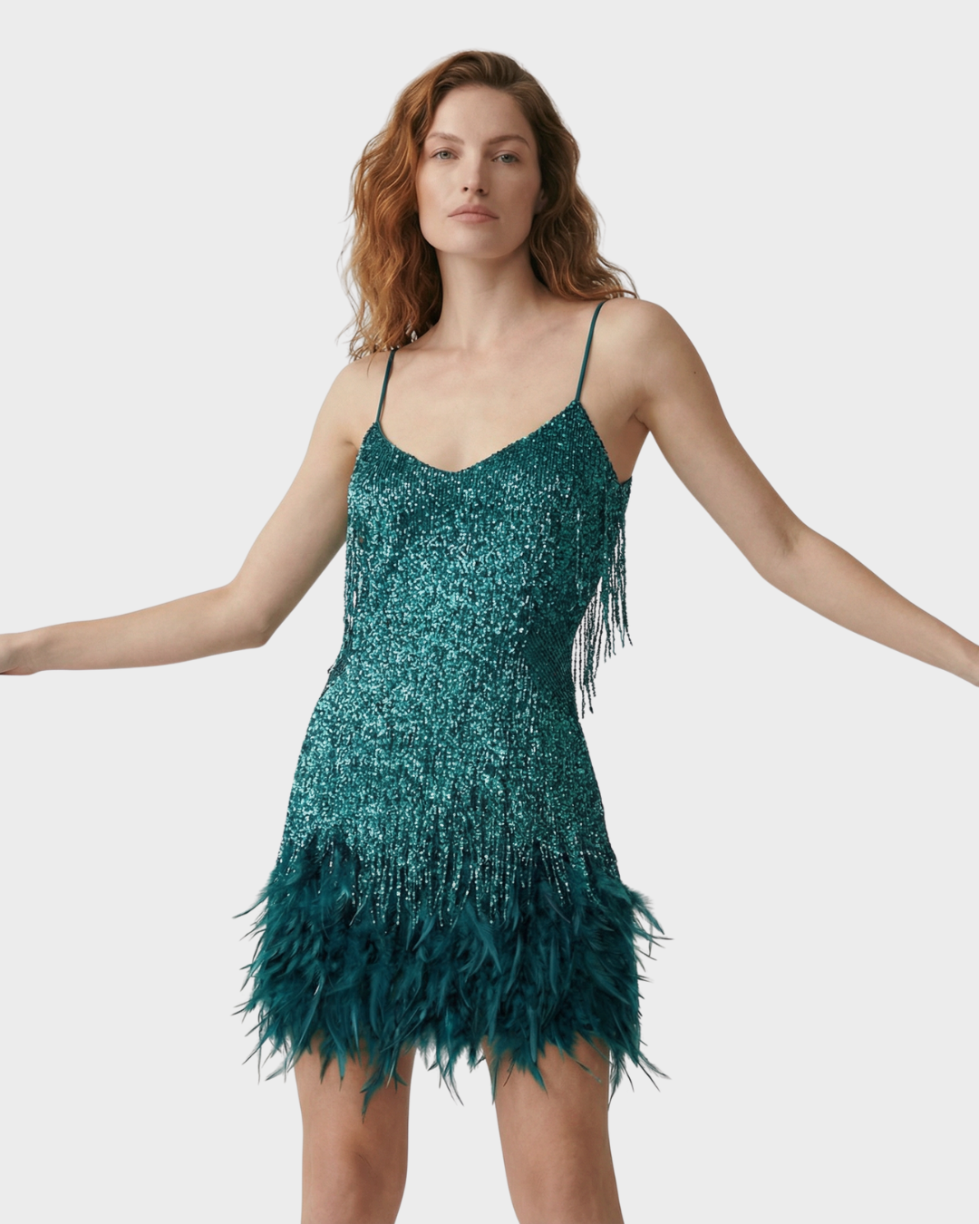 Vestido corto de fiesta con flecos y plumas