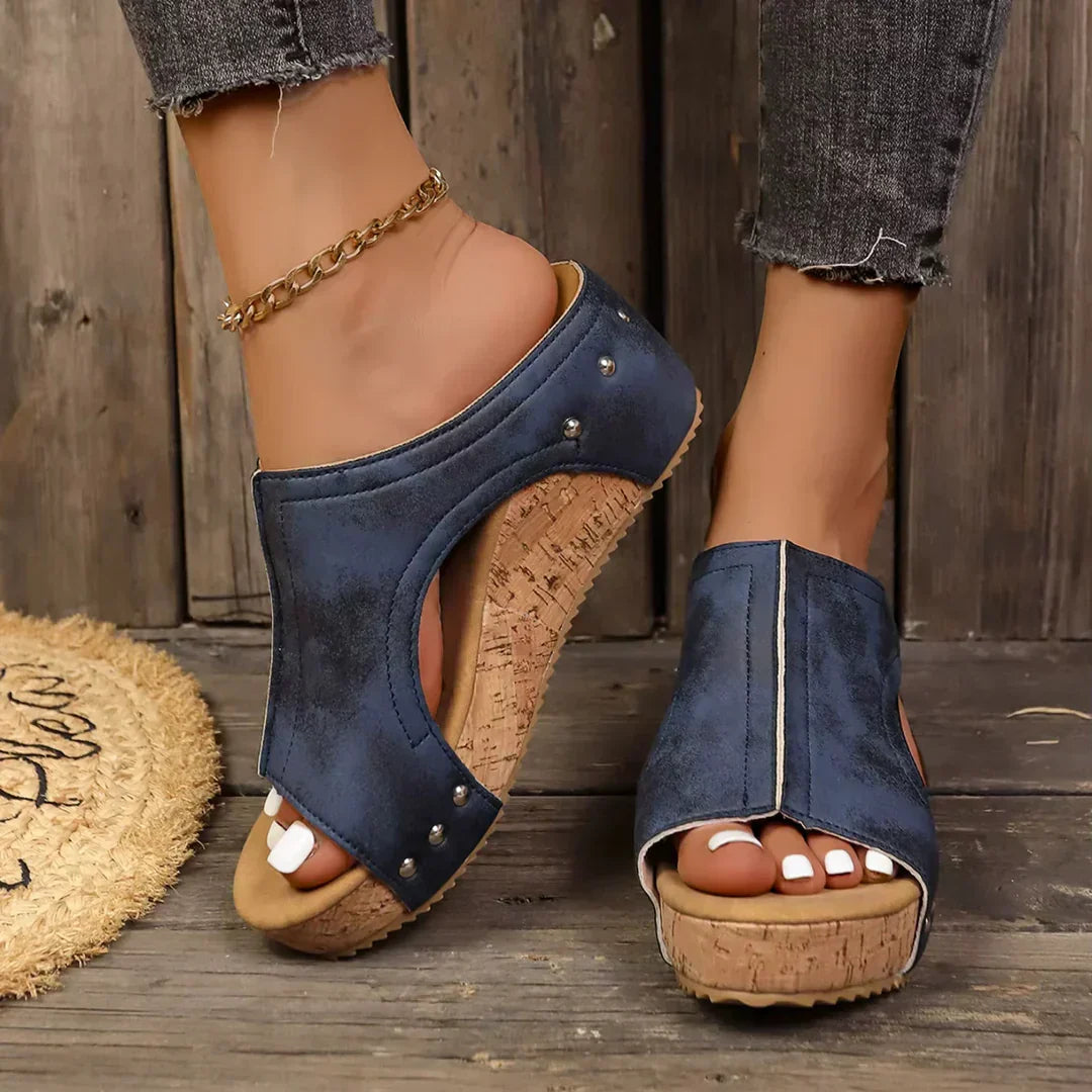 Eva-Mathilde | Zapatos de cuña Lumi con tachuelas